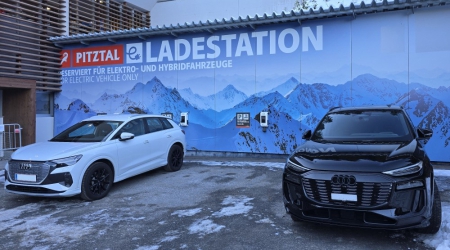 Elektrisch laden bij de parkeerplaats van de lift.